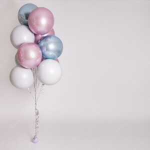 hermosos-globos-aire-pastel-sobre-fondo-gris-espacio-copia_358320-85